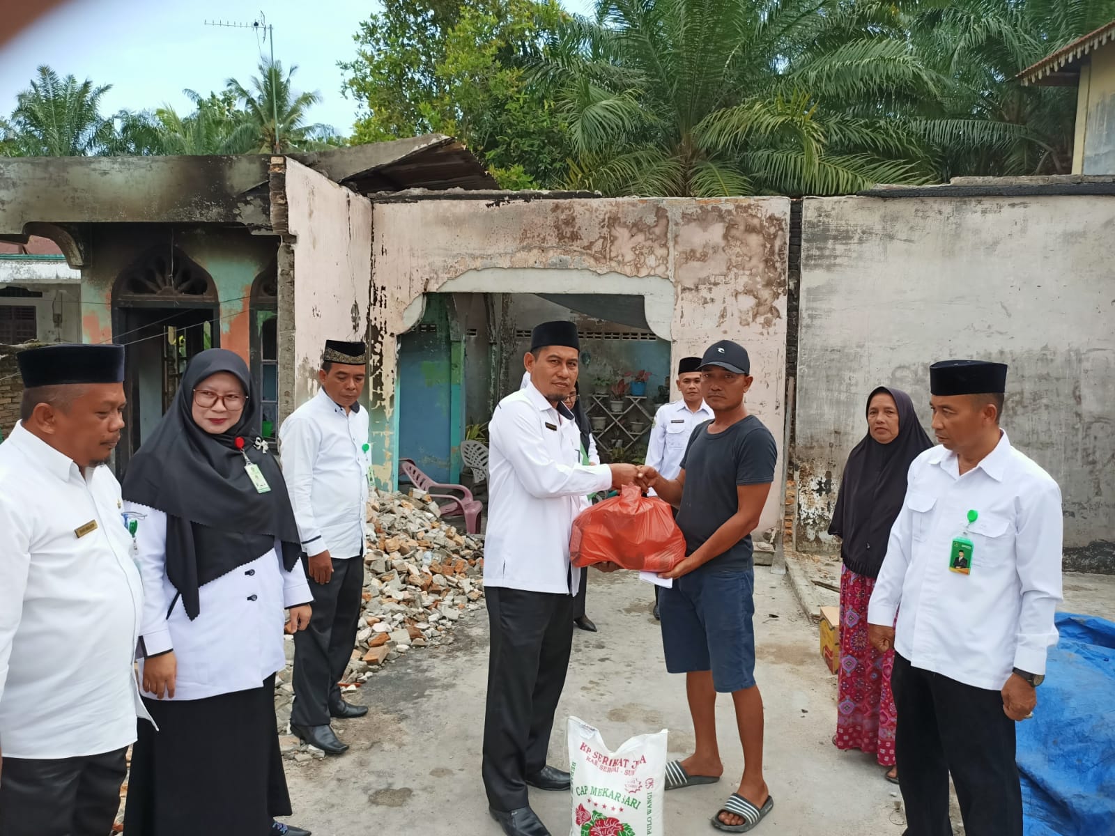 Kepala MAN Batubara Beri Bantuan Kepada Korban Kebakaran