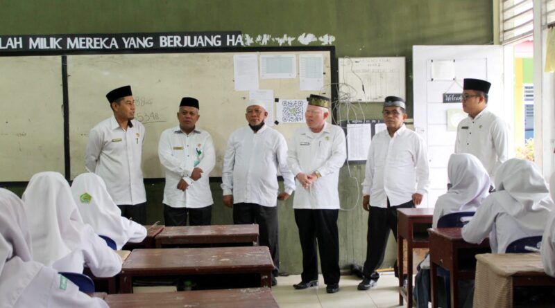 Staf Ahli Bidang Akademik Penmad Kanwil Kemenagsu Monitoring Pelaksanaan AM di MAN Batubara