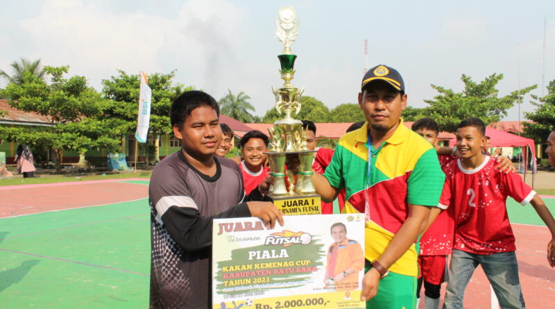 Kepala MAN Batubara Beri Piala Kemenangan Turnament Futsal KaKan Kemenag Cup Tahun 2023